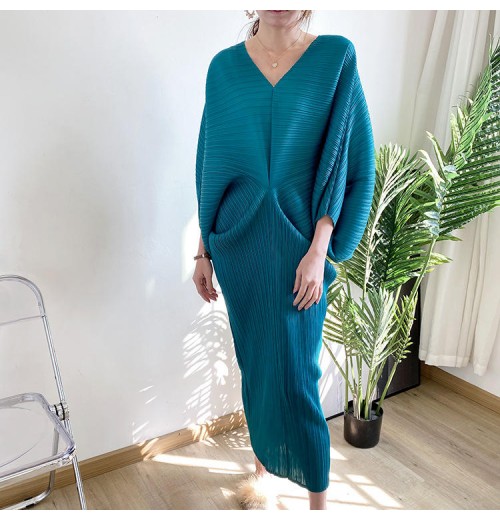 Plus size bat sleeve dress long pleated skirt loose v-neck irregular design evening dress women's clothing spot wholesale Plus size bat sleeve dress long pleated skirt loose v-neck irregular design evening dress women's clothing spot wholesale